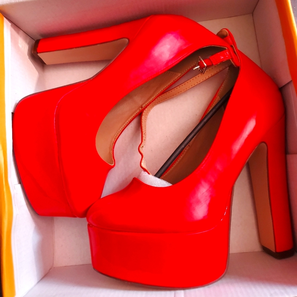 Red patent leather Mary Jane platform Pump. New with tags